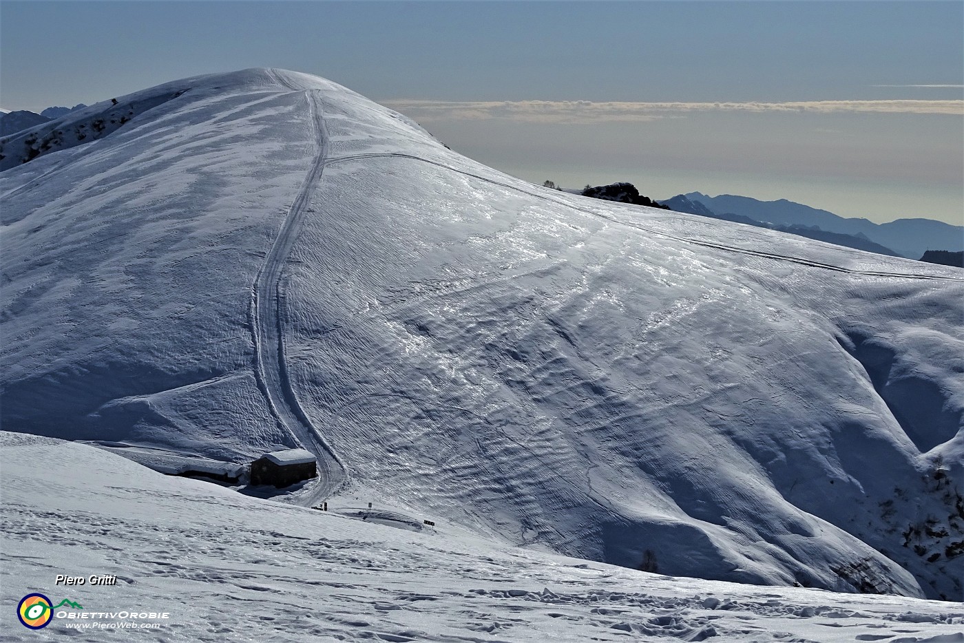 32 Bella vista sulla Casera Alpe Aga e il dosso del Montu.JPG